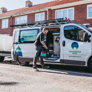 Medewerker Groninger Huis pakt iets uit werkbus