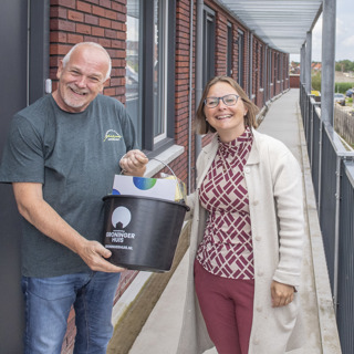Directeur-Bestuurder Laura Broekhuizen overhandigt welkomstpakket nieuwe huurder Burgemeester Klauckelaan