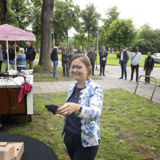 Directeur-Bestuurder Laura Broekhuizen toont energiedisplay tijdens opleverfeestje