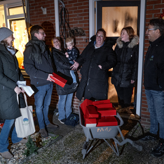 Bewoners Muntendam staan te praten tijdens opleverfeestje