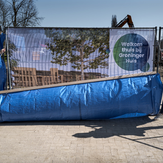 Bestuurders onthullen bouwhekdoek