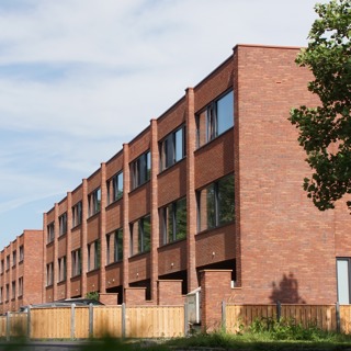 Gezinswoningen drielaags met parkeerplaats.