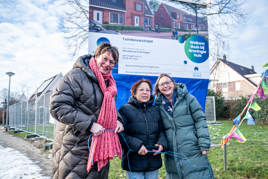 Fotobijschrift (v.l.n.r.): wethouder Erianne van der Burg, mevrouw Moerman (terugkerende bewoner) en Laura Broekhuizen (Groninger Huis) onthullen het bouwbord.