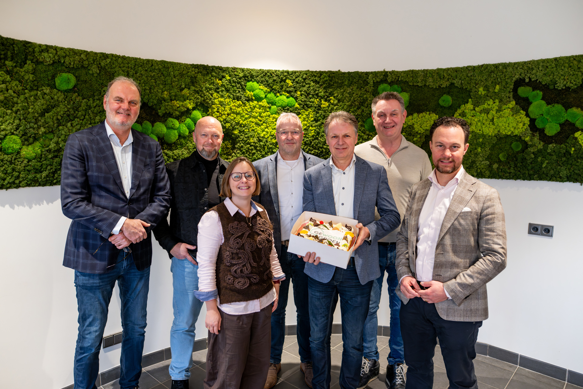 Fotobijschrift: v.l.n.r. Rolf Koops (projectdirecteur GeWOON Groen), corporatiebestuurders Ton Schroor (Wold & Waard), Henk Fissering (Acantus), Matthieu van Olffen (Wierden en Borgen), Laura Broekhuizen (Groninger Huis), Pieter Witzenburg (Lefier) en Sander van der Tol (Nijestee).​
